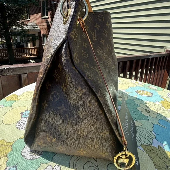 Louis Vuitton Artsy MM Monogram Bag - Picture 3 of 16